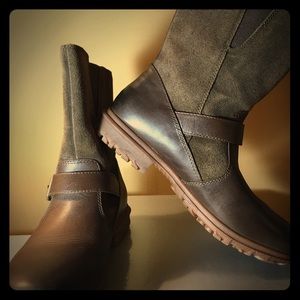 BOGS COMPLETELY WATERPROOF RAINBOOTS SIZE 6